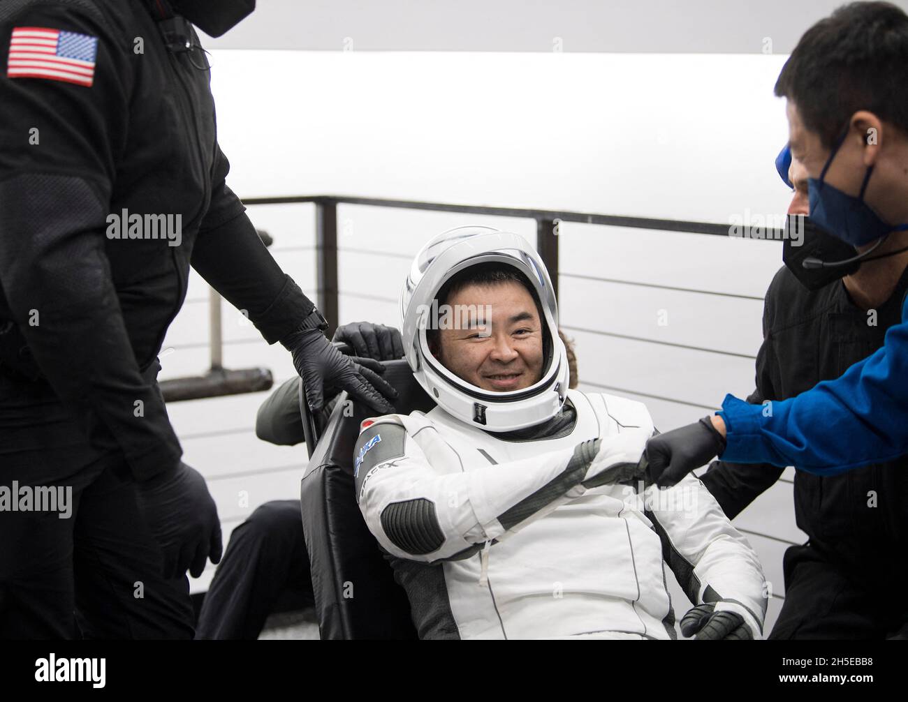 Der Astronaut Aki Hoshide von der Japan Aerospace Exploration Agency (JAXA) posiert für ein Foto, nachdem er mit den NASA-Astronauten Shane Kimbrough und Megan McArthur aus dem Raumschiff SpaceX Crew Dragon Endeavour auf dem Raumschiff SPACEX GO Navigator geholfen wurde, Und der ESA-Astronaut Thomas Pesquet landete am Montag, den 8. November 2021, im Golf von Mexiko vor der Küste von Pensacola, Florida. Die NASA-Mission SpaceX Crew-2 ist die zweite operative Mission der Raumsonde SpaceX Crew Dragon und der Falcon 9-Rakete zur Internationalen Raumstation als Teil der Commercial Cr der Agentur Stockfoto