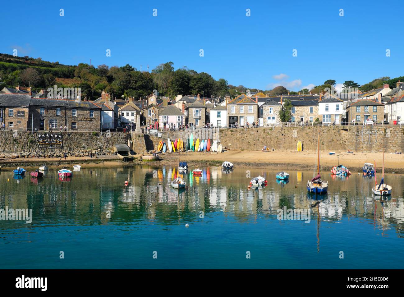 Boote im malerischen Fischerdorf Mousehole in Cornwall England Stockfoto
