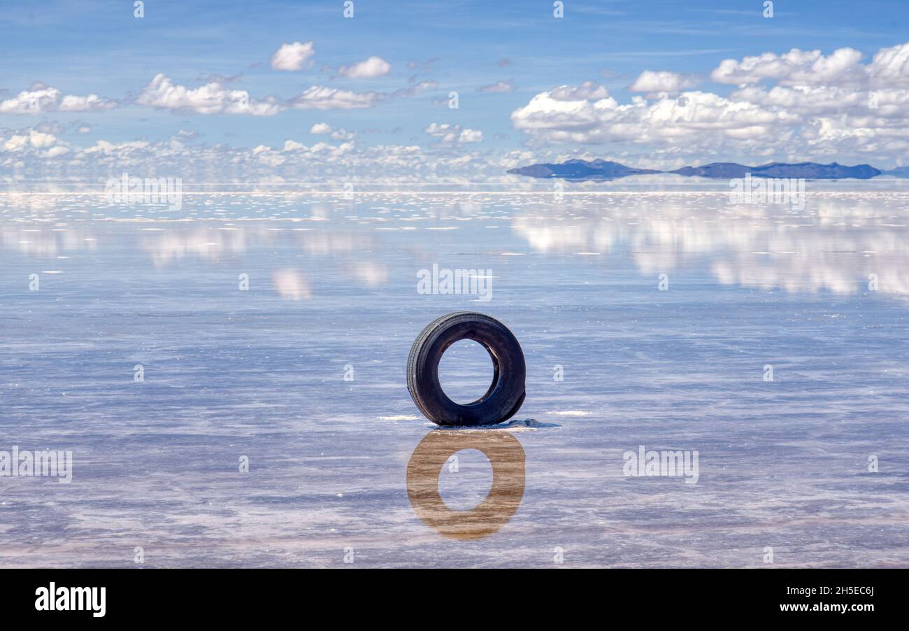 Ein alter Reifen, der auf den Salar de Uyuni-Salzebenen in Bolivien aufgegeben wurde Stockfoto