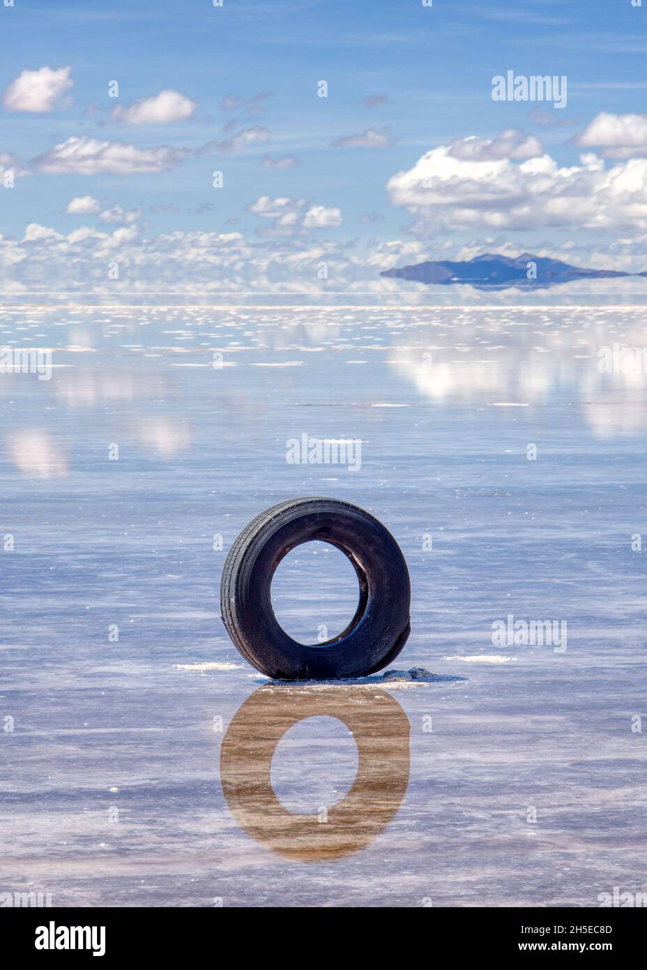 Ein alter Reifen, der auf den Salar de Uyuni-Salzebenen in Bolivien aufgegeben wurde Stockfoto