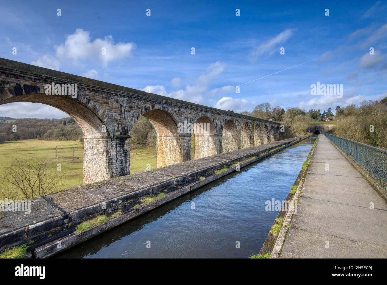 Ein Blick von der Spitze des Chirk Aquädukts auf den Llangollen Kanal und den angrenzenden Viadukt Stockfoto