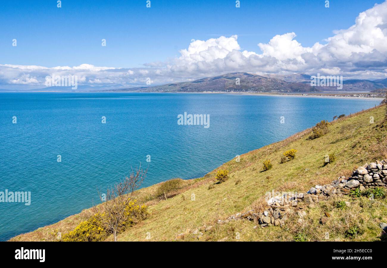 Ein Blick auf Barmouth und die Bucht mit Blick auf die Irische See vom A493 in Llwyngwril Stockfoto