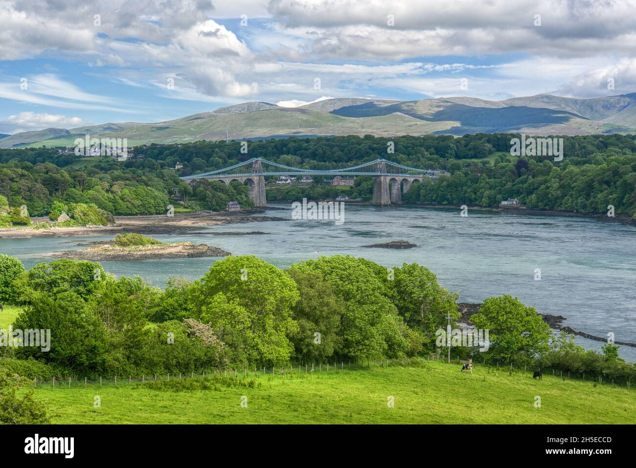 Blick auf die Menai Suspension Bridge, die die Insel Anglesey mit Nordwales verbindet Stockfoto