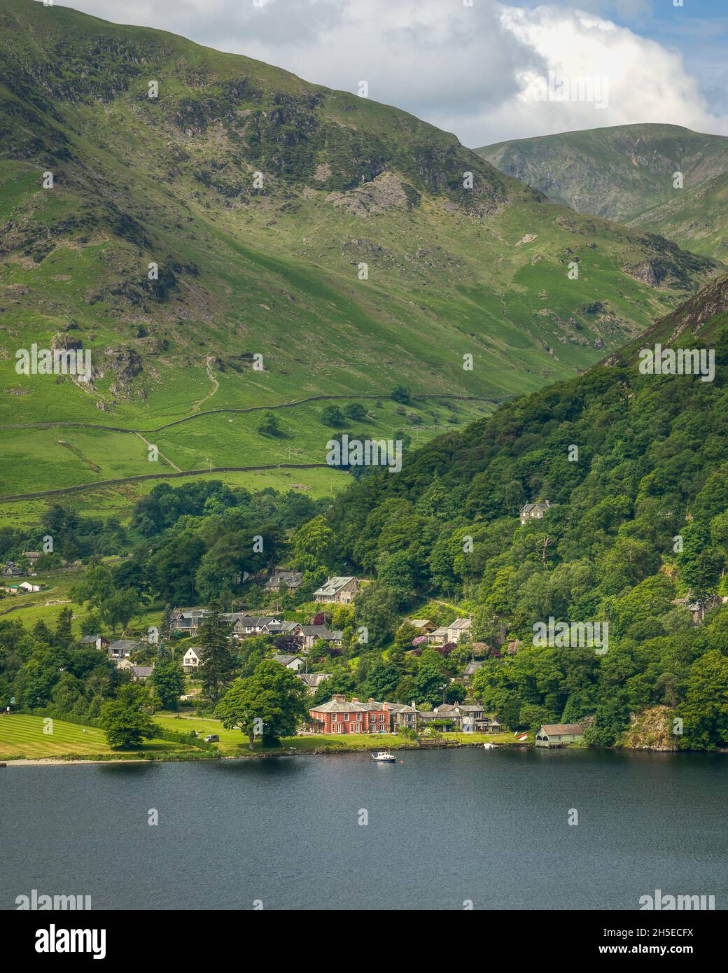 Glenridding, Cumbria, Großbritannien - 20th. Juni 2021: Blick auf das Glenridding House Hotel am Ullswater Lake von der gegenüberliegenden Hügelseite aus Stockfoto