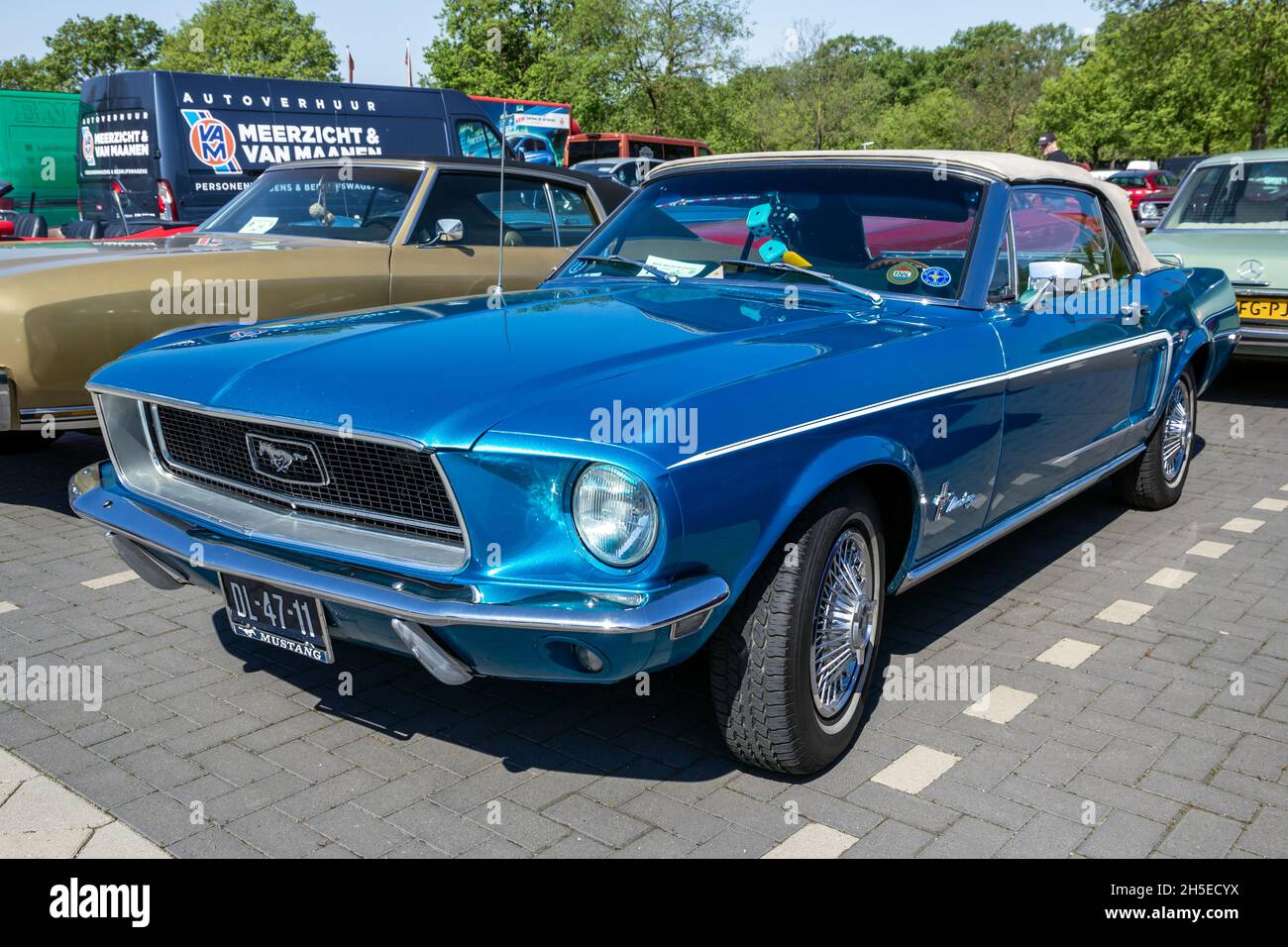 1968 Ford Mustang Oldtimer auf dem Parkplatz. Rosmalen, Niederlande - 8. Mai 2016 Stockfoto