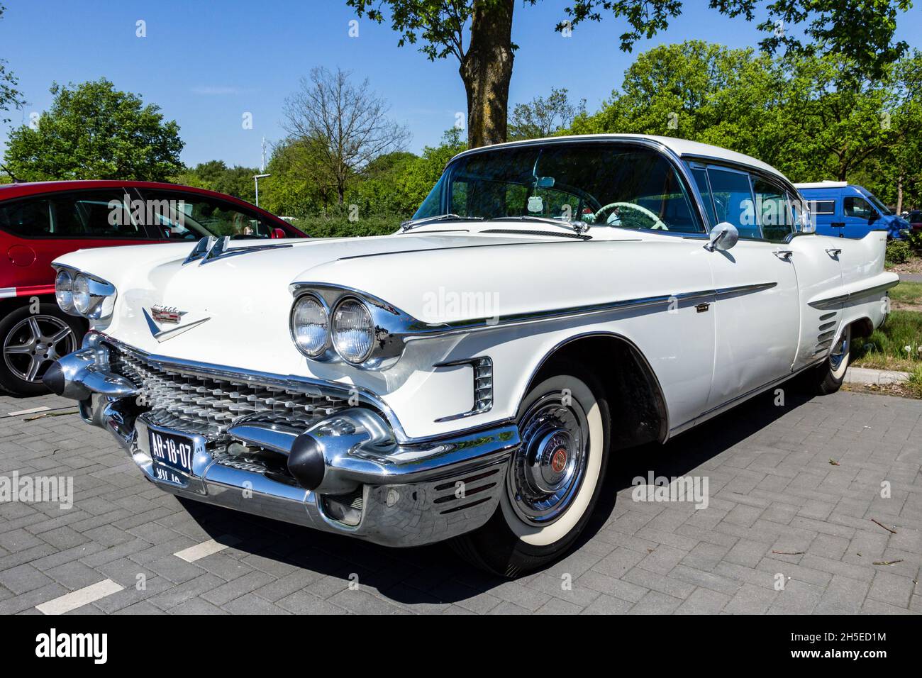 1958 Cadillac Sedan DeVille Oldtimer auf dem Parkplatz in Rosmalen, Niederlande - 8. Mai 2016 Stockfoto