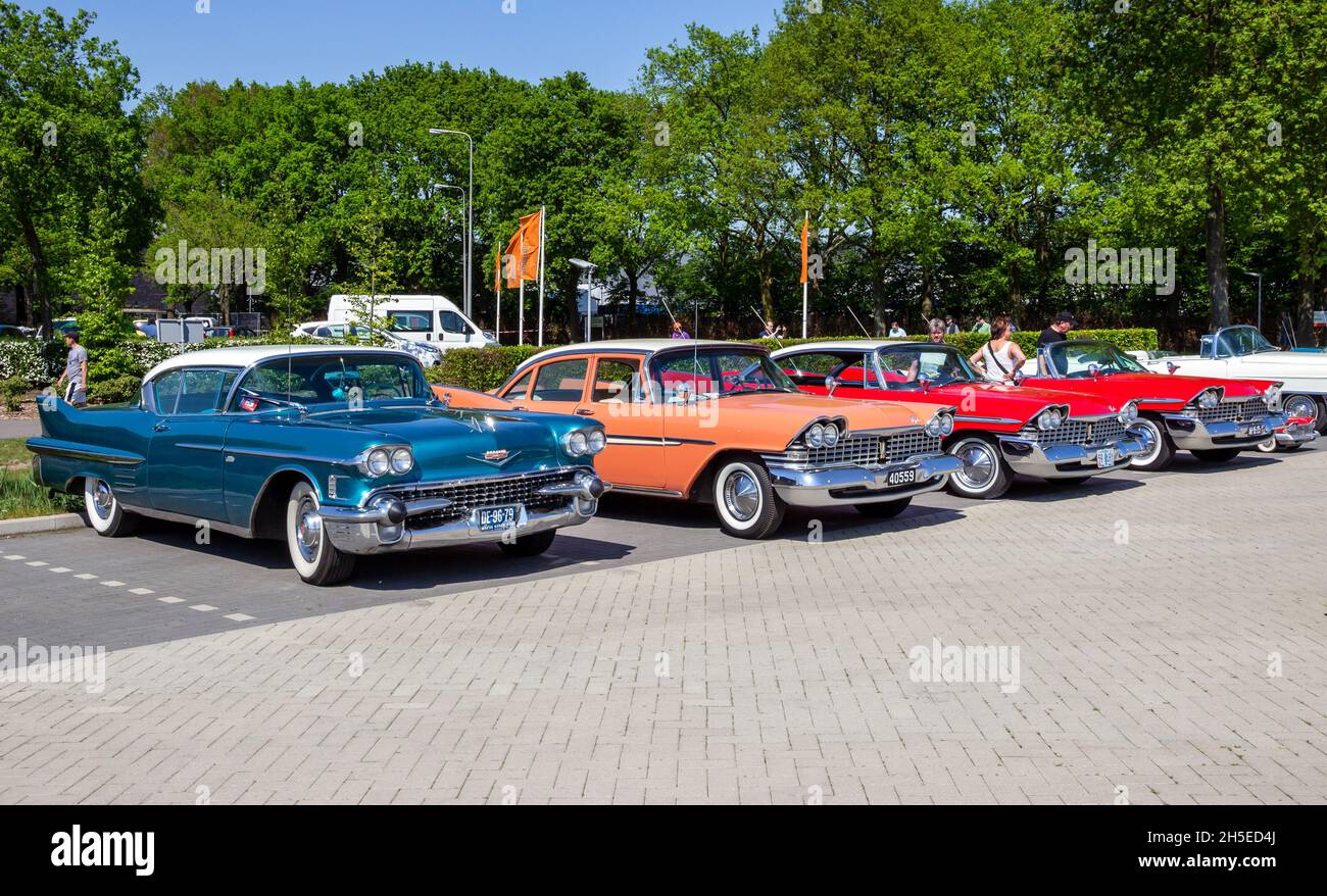 1958 Cadillac Coupe De Ville und Plymouth Sport Fury Oldtimer auf dem Parkplatz. Rosmalen, Niederlande - 8. Mai 2016 Stockfoto
