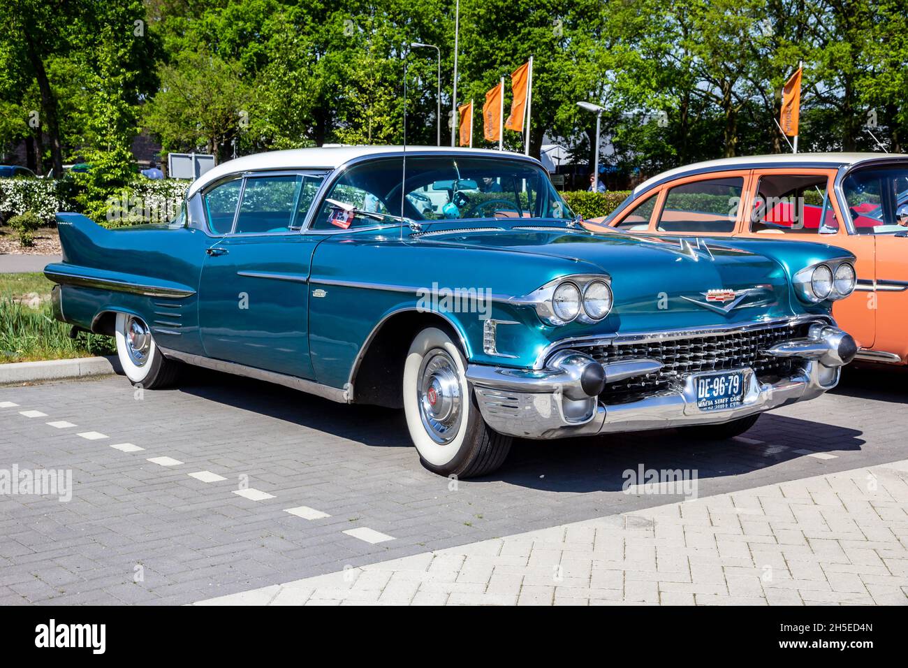 1958 Cadillac Coupe de Ville Oldtimer auf dem Parkplatz. Rosmalen, Niederlande - 8. Mai 2016 Stockfoto