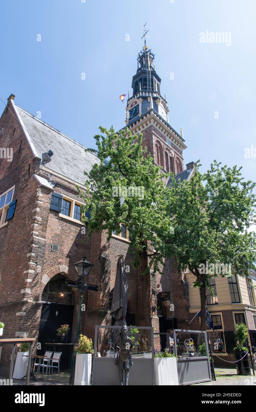 Alkmaar, Niederlande-Juni 2021: Blick aus der Nähe auf das historische De Waag (Wägegebäude), das für seinen Käsemarkt berühmt ist, in der vordersten Reihe das Küssen Stockfoto