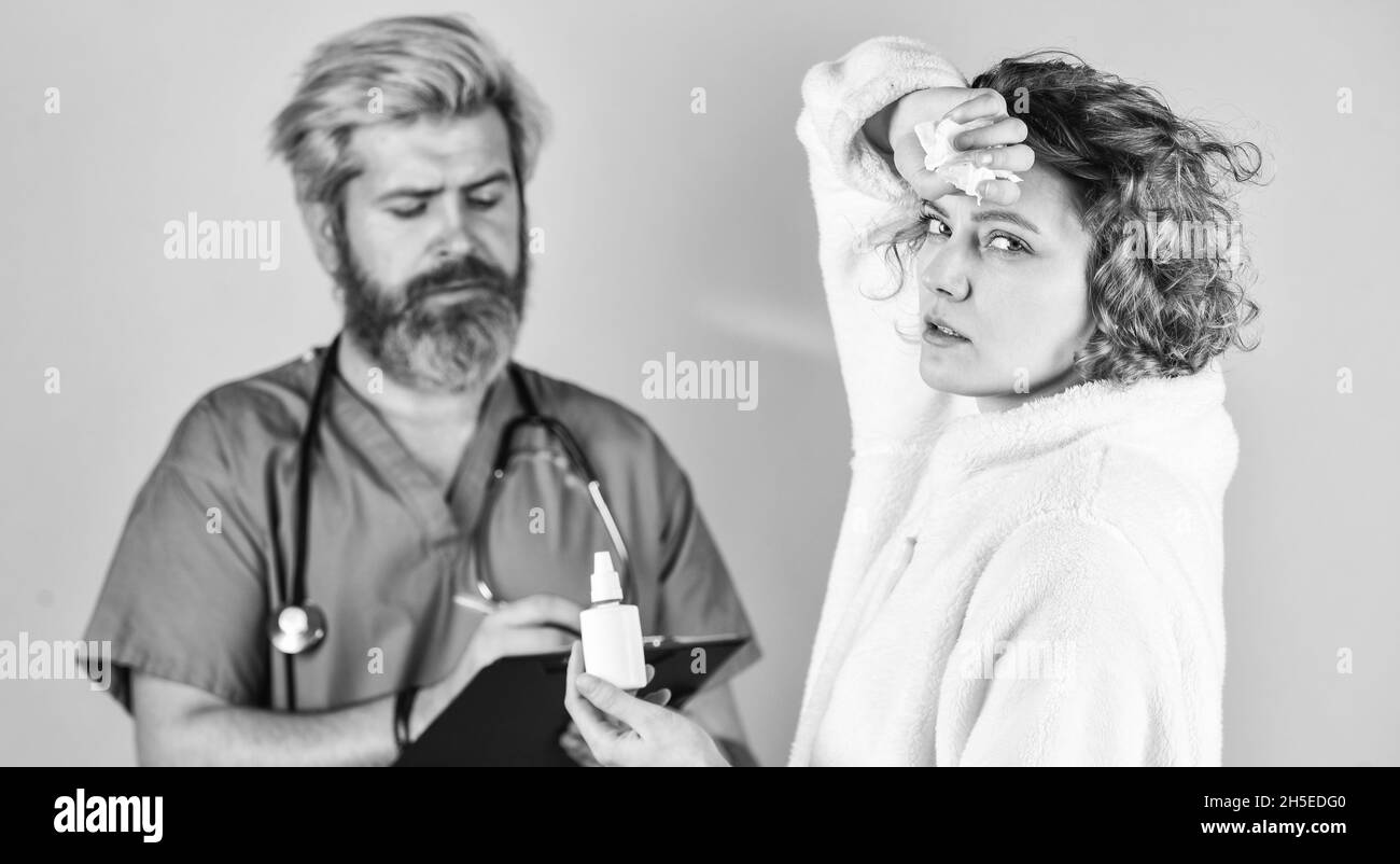 Schreckliche Kopfschmerzen. Arzt und Patient treffen sich im Krankenhaus. Medizinisches Fachpersonal. Gesundheitswesen und Medizin. Arzt und Patient diskutieren Stockfoto