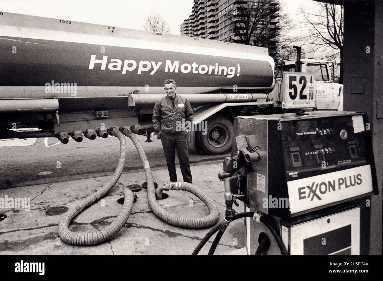 VIEL SPASS MIT DEM AUTO. Ein Exxon-LKW und Fahrer füllen die Pumpen an der Tankstelle in Brooklyn, um 1975.NYC, USA, Brooklyn, New York, Amerika, Usa Stockfoto
