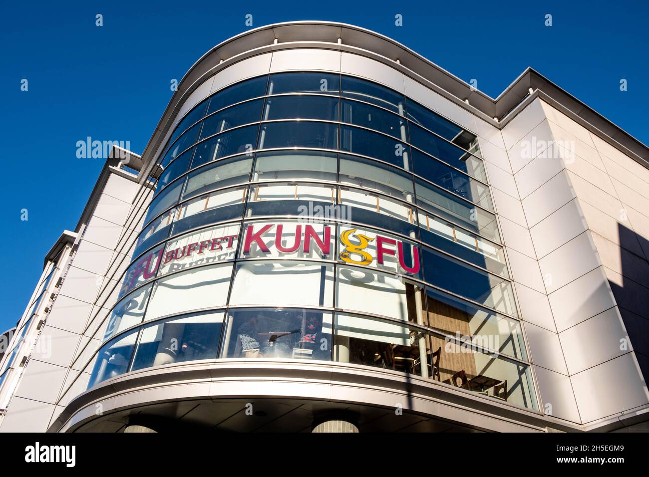 Kingston upon Thames London England UK November 5 2021, Modern Contemporary Architecture of A London Odeon Cinema Entertainment Center Complex with Re Stockfoto
