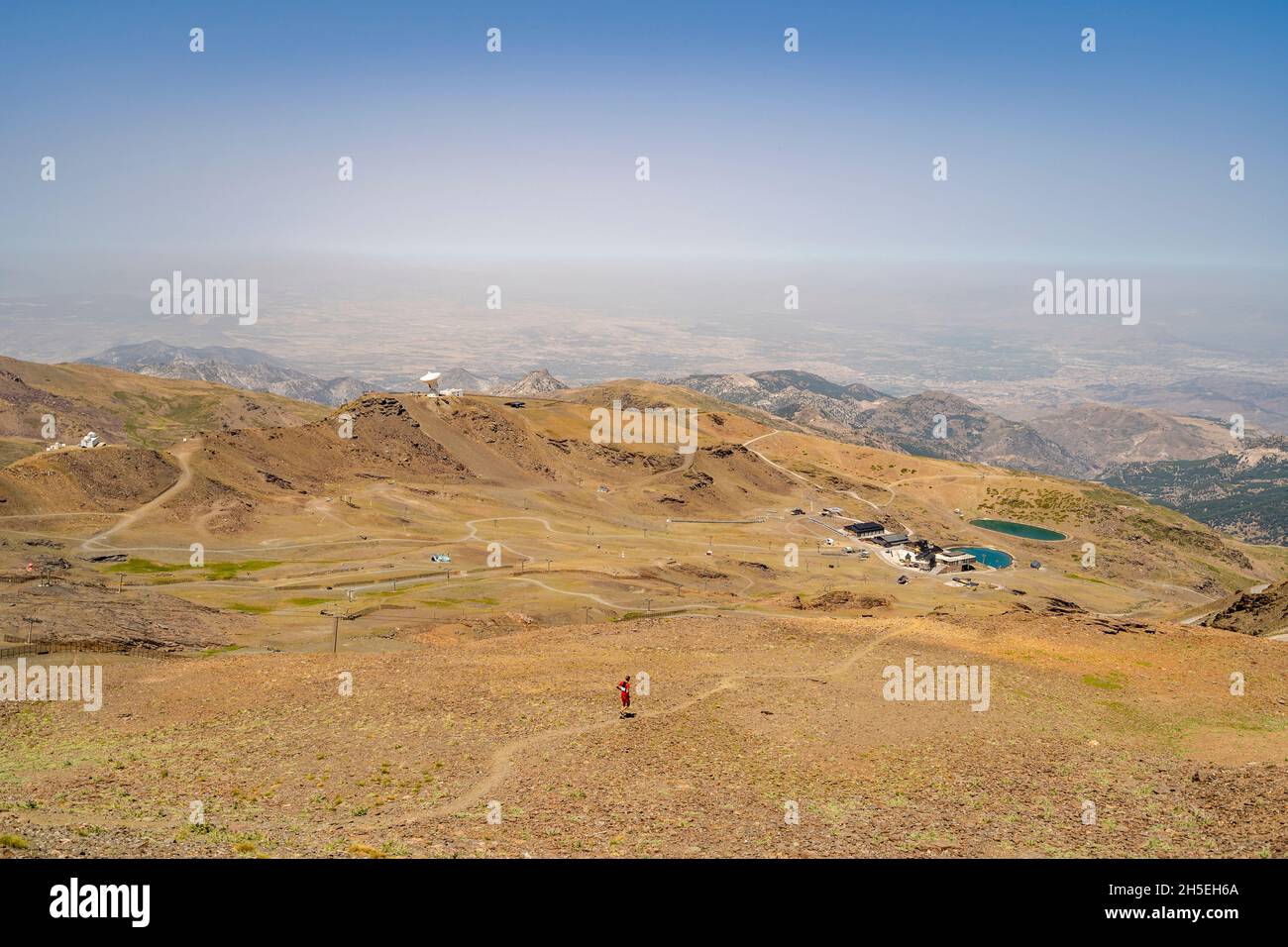 Landschaft der Sierra Nevada mit einem Läufer im Vordergrund, Andalusien, Spanien Stockfoto