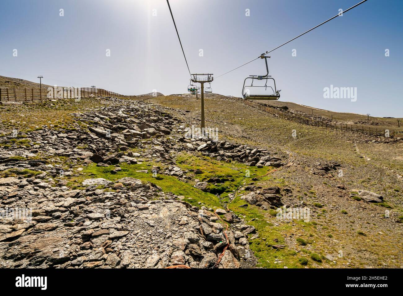 Seilbahn vom Skigebiet Sierra Nevada durch den Nationalpark Sierra Nevada, Andalusien, Spanien Stockfoto