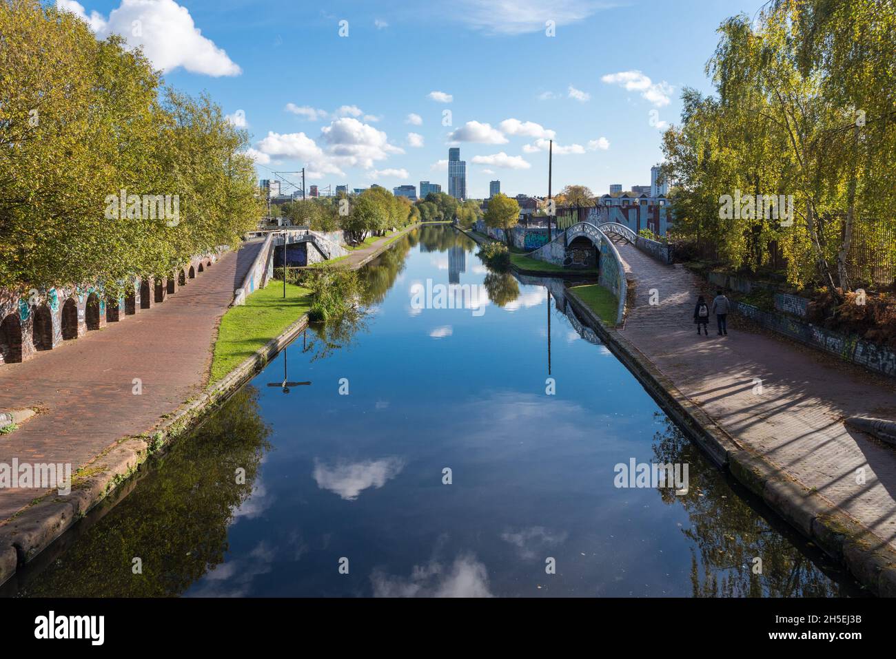 Die Birmingham Canal Old Line führt an einem sonnigen Herbsttag durch Ladywood in der Nähe des Stadtzentrums von Birmingham Stockfoto