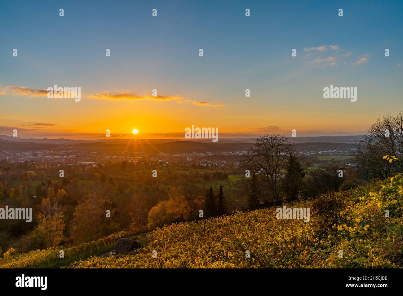 Sonnenuntergang über Metzingen im Herbst mit blauem Himmel und leuchtenden Farben Stockfoto