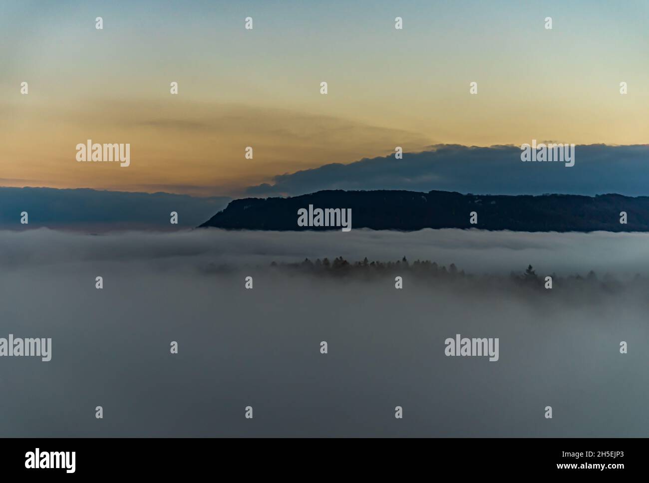 Blick vom Vulkan Florian über die Nebeltäler auf die Schwäbische Alb Stockfoto