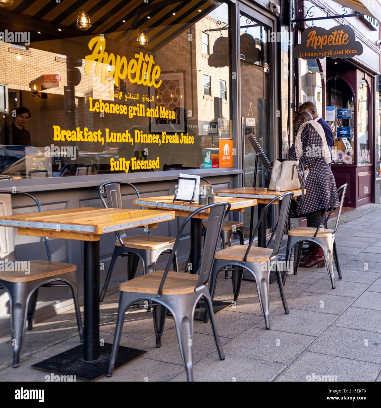 Kingston upon Thames London England Großbritannien November 5 2021, Appetite Libanesisches Grillrestaurant mit zwei Personen, die einreisen, um Essen zu bestellen Stockfoto