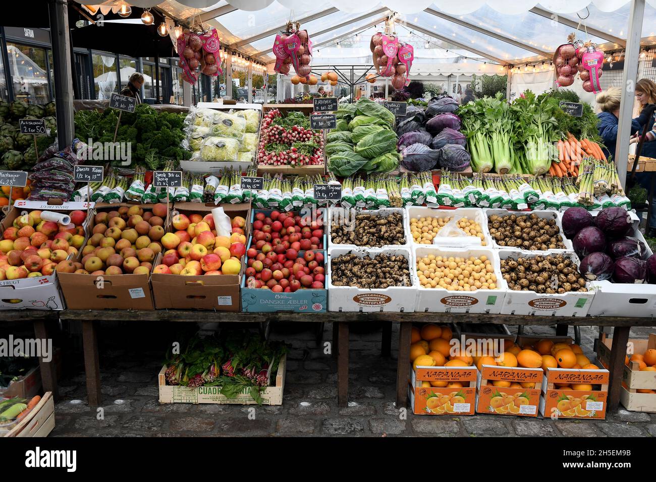 Kopenhagen, Dänemark.,09.November 2021, /Gemüse- und Obstkunden bei Obst und Gemüse in Torvhallerne in der dänischen Hauptstadt.(Foto..Francis Joseph Dean/Dean Pictions) Stockfoto