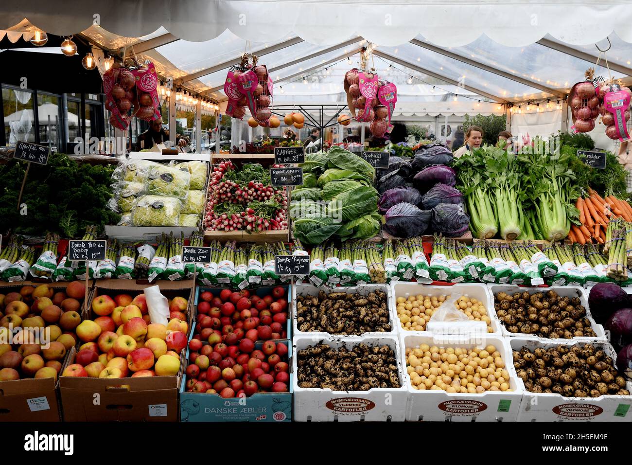 Kopenhagen, Dänemark.,09.November 2021, /Gemüse- und Obstkunden bei Obst und Gemüse in Torvhallerne in der dänischen Hauptstadt.(Foto..Francis Joseph Dean/Dean Pictions) Stockfoto
