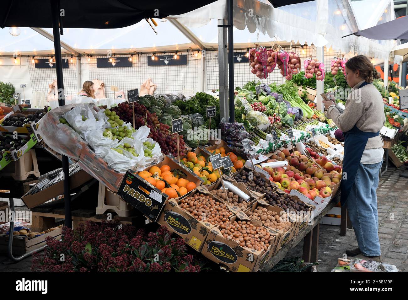 Kopenhagen, Dänemark.,09.November 2021, /Gemüse- und Obstkunden bei Obst und Gemüse in Torvhallerne in der dänischen Hauptstadt.(Foto..Francis Joseph Dean/Dean Pictions) Stockfoto