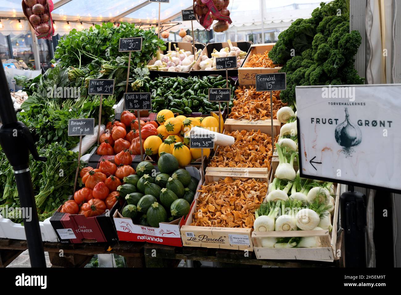 Kopenhagen, Dänemark.,09.November 2021, /Gemüse- und Obstkunden bei Obst und Gemüse in Torvhallerne in der dänischen Hauptstadt.(Foto..Francis Joseph Dean/Dean Pictions) Stockfoto