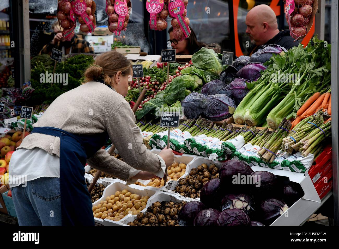 Kopenhagen, Dänemark.,09.November 2021, /Gemüse- und Obstkunden bei Obst und Gemüse in Torvhallerne in der dänischen Hauptstadt.(Foto..Francis Joseph Dean/Dean Pictions) Stockfoto