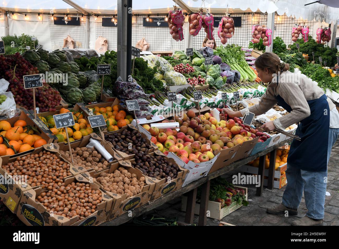 Kopenhagen, Dänemark.,09.November 2021, /Gemüse- und Obstkunden bei Obst und Gemüse in Torvhallerne in der dänischen Hauptstadt.(Foto..Francis Joseph Dean/Dean Pictions) Stockfoto