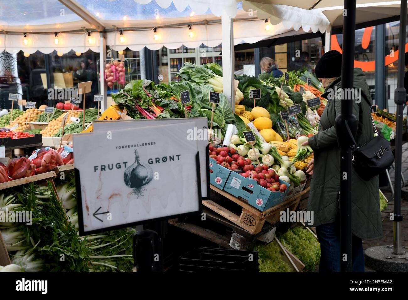 Kopenhagen, Dänemark.,09.November 2021, /Gemüse- und Obstkunden bei Obst und Gemüse in Torvhallerne in der dänischen Hauptstadt.(Foto..Francis Joseph Dean/Dean Pictions) Stockfoto