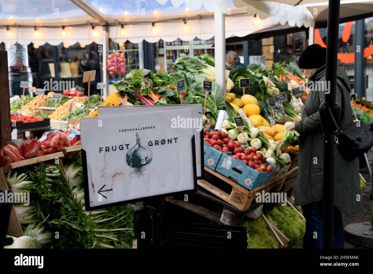 Kopenhagen, Dänemark.,09.November 2021, /Gemüse- und Obstkunden bei Obst und Gemüse in Torvhallerne in der dänischen Hauptstadt.(Foto..Francis Joseph Dean/Dean Pictions) Stockfoto