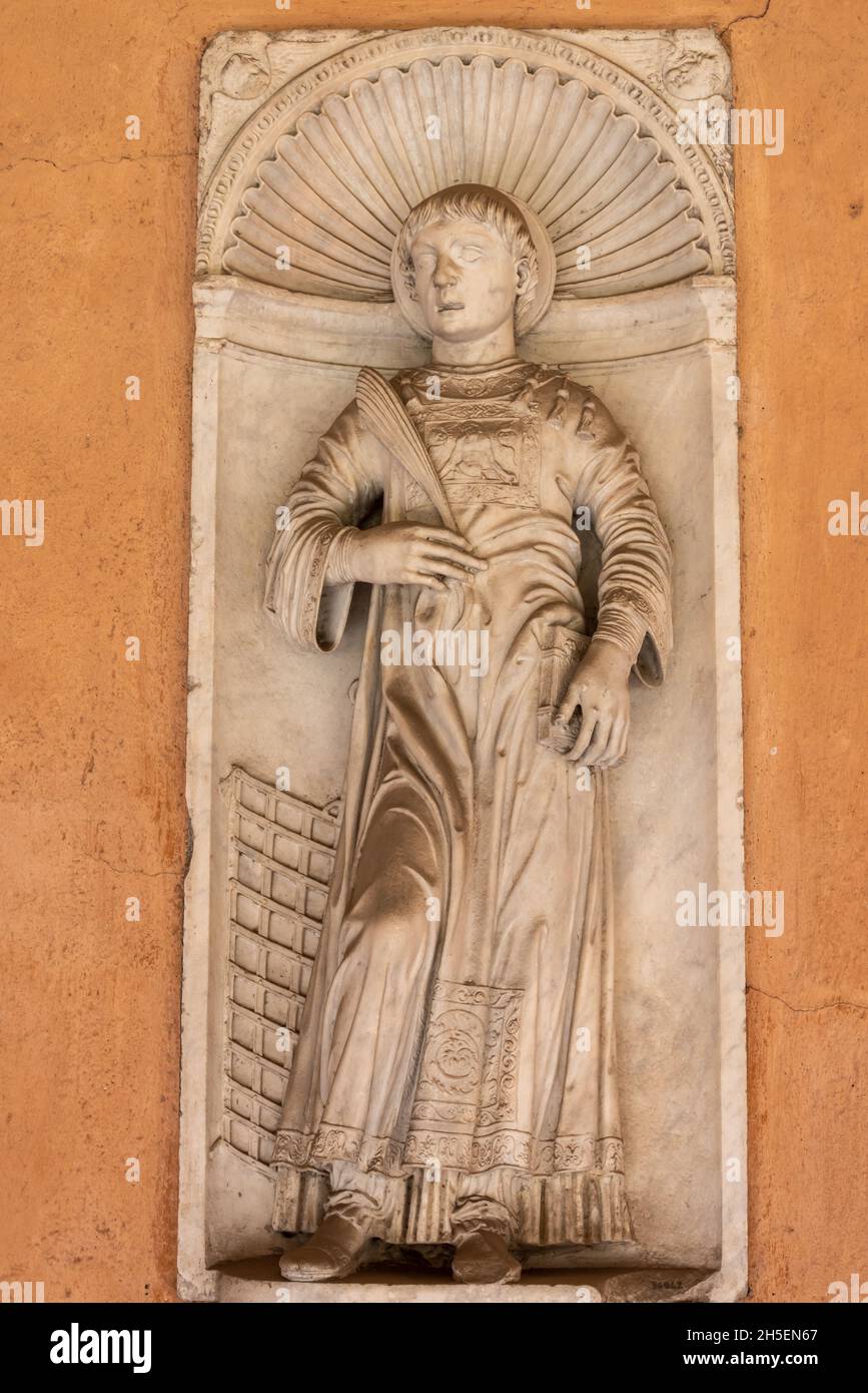 Nahaufnahme einer Marmorskulptur eines mittelalterlichen katholischen heiligen, der an einer Kirchenwand in Rom geschnitzt wurde Stockfoto