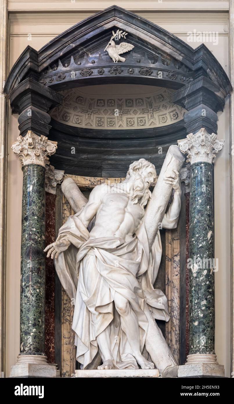 Marmorstatue des katholischen heiligen, die auf einer Kirchenwand in Rom geschnitzt ist Stockfoto