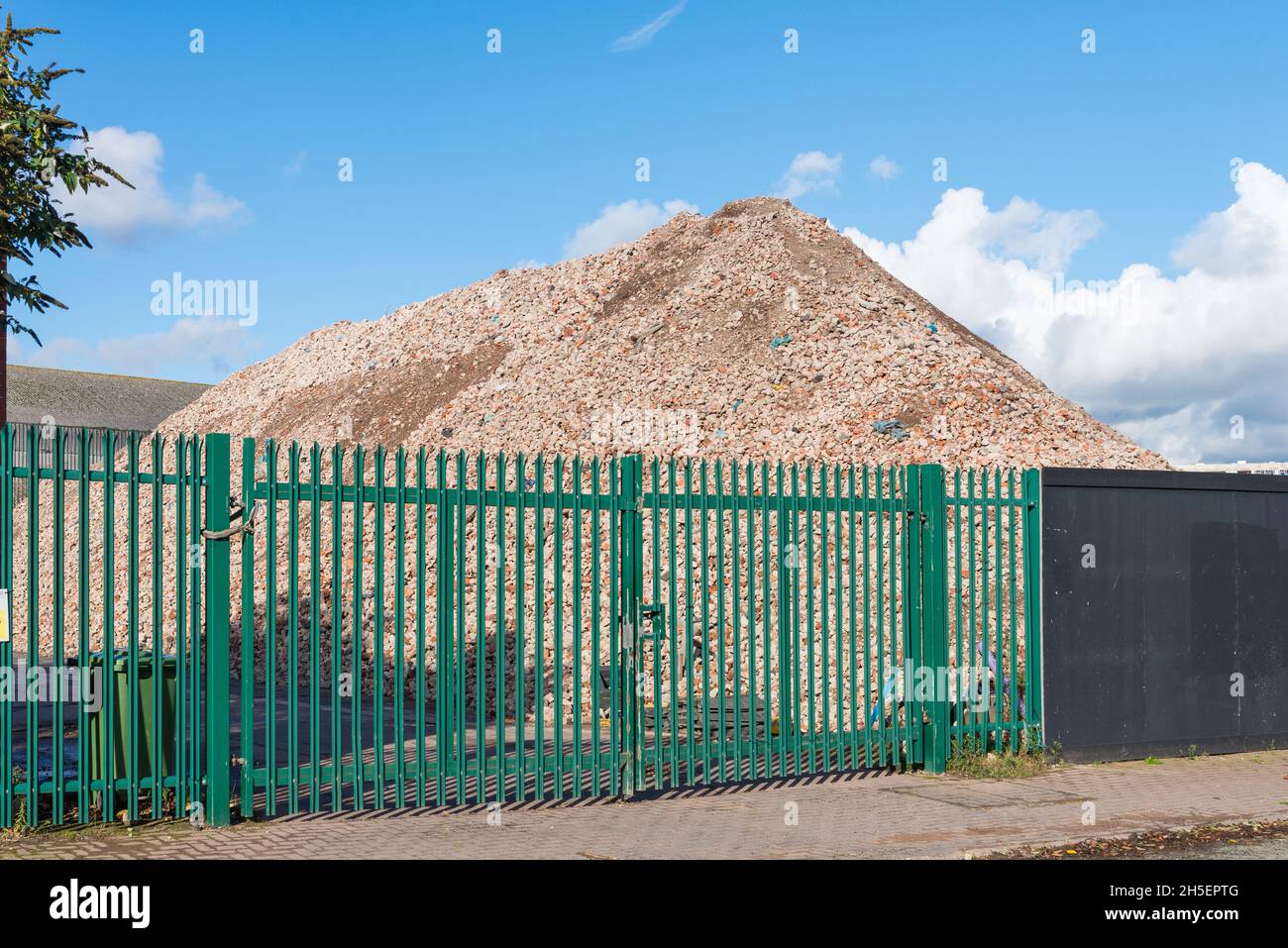 Haufen von Ziegel und Schutt, wo eine alte Fabrik abgerissen wurde, um Platz für neue Wohnungen in der Port Loop-Entwicklung in Ladywood, Birmingham, zu machen Stockfoto