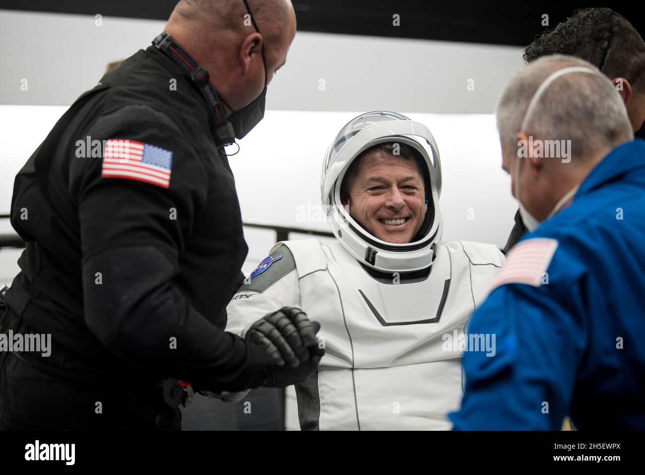 Die NASA-Astronautin Shane Kimbrough wird aus der Raumsonde SpaceX Crew Dragon Endeavour an Bord des Raumschiffs SpaceX GO Navigator ausgeholfen, nachdem er und die NASA-Astronautin Megan McArthur, Astronaut Aki Hoshide, Japan Aerospace Exploration Agency (JAXA), Und der ESA-Astronaut Thomas Pesquet landete am Montag, den 8. November 2021, im Golf von Mexiko vor der Küste von Pensacola, Florida. Die NASA-Mission SpaceX Crew-2 ist die zweite operative Mission der Raumsonde SpaceX Crew Dragon und der Falcon 9-Rakete zur Internationalen Raumstation im Rahmen des Commercial Crew Program der Agentur.Manda Stockfoto