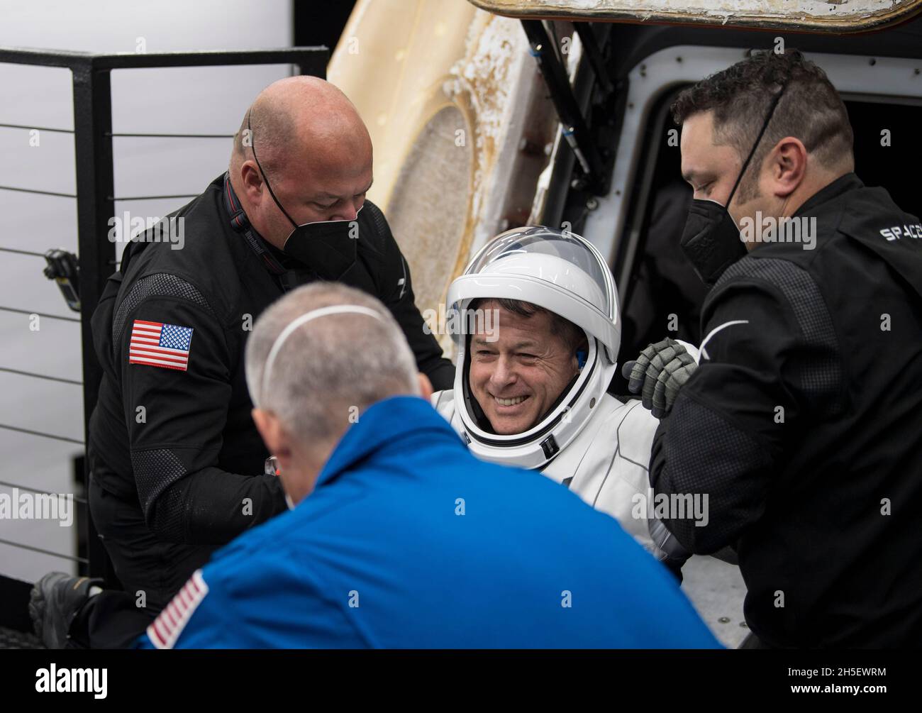 Die NASA-Astronautin Shane Kimbrough wird aus der Raumsonde SpaceX Crew Dragon Endeavour an Bord des Raumschiffs SpaceX GO Navigator ausgeholfen, nachdem er und die NASA-Astronautin Megan McArthur, Astronaut Aki Hoshide, Japan Aerospace Exploration Agency (JAXA), Und der ESA-Astronaut Thomas Pesquet landete am Montag, den 8. November 2021, im Golf von Mexiko vor der Küste von Pensacola, Florida. Die NASA-Mission SpaceX Crew-2 ist die zweite operative Mission der Raumsonde SpaceX Crew Dragon und der Falcon 9-Rakete zur Internationalen Raumstation im Rahmen des Commercial Crew Program der Agentur. Mand Stockfoto