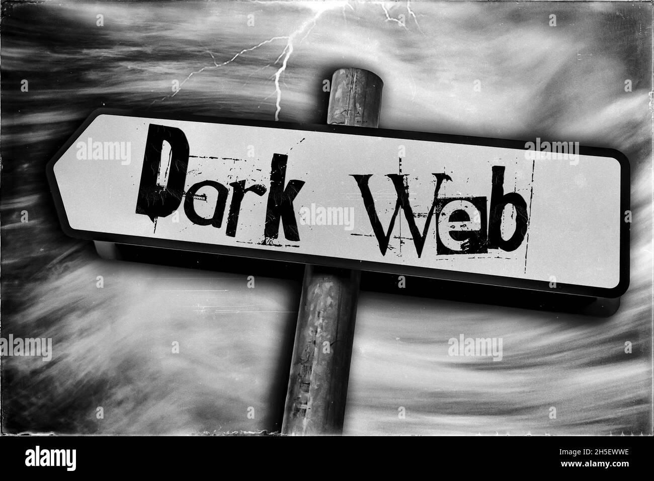 Dunkles Web auf einem Straßenschild mit Post, Sturm und Blitz im Hintergrund Stockfoto