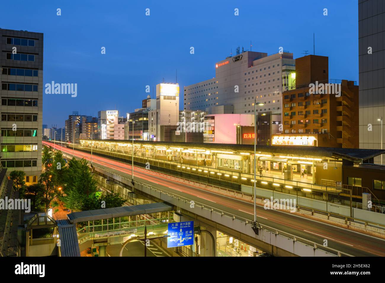 Osaka, Japan - 29. Juni 2019: Abenddämmerung des Omiya-Bahnhofs mit Skyline von Osaka. Stockfoto