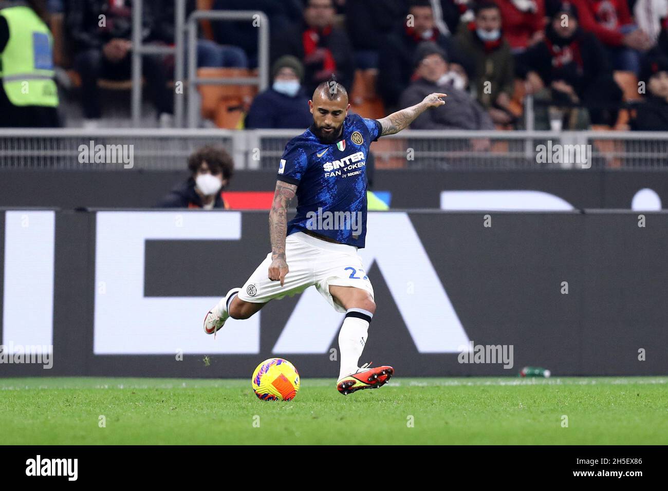 Arturo Vidal vom FC Internazionale kontrolliert den Ball während des Serie-A-Spiels zwischen AC Mailand und FC Internazionale. Stockfoto