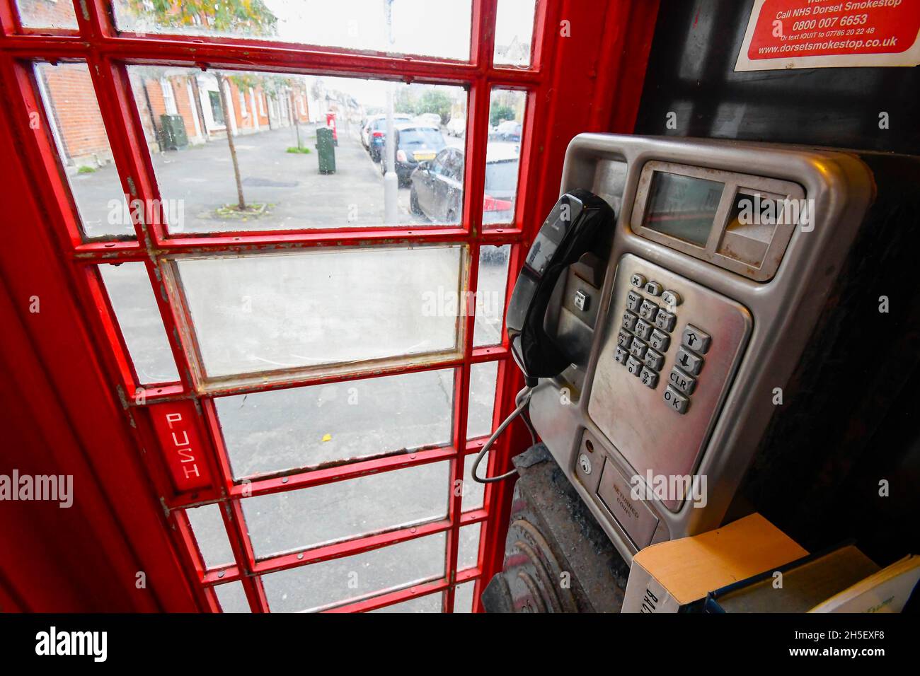 Bridport, Dorset, Großbritannien. November 2021. Eine rote Telefonbox in der South Street bei Bridport in Dorset. OFCOM fordert die Menschen auf, ihre lokale Telefonbox zu benutzen oder riskieren, dass sie entfernt wird, nachdem Schätzungen zufolge nur 5000 öffentliche Telefone benötigt werden, nachdem die Zahlen zeigen, dass einige der 21,000 verbleibenden Boxen seit 2 Jahren nicht mehr verwendet wurden. Bildnachweis: Graham Hunt/Alamy Live News Stockfoto