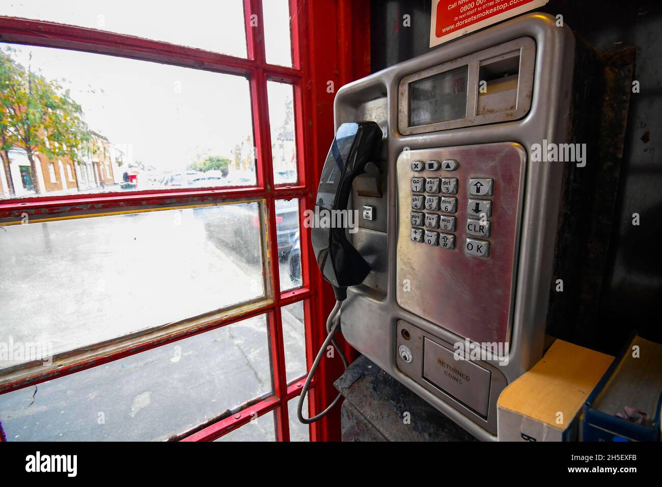 Bridport, Dorset, Großbritannien. November 2021. Eine rote Telefonbox in der South Street bei Bridport in Dorset. OFCOM fordert die Menschen auf, ihre lokale Telefonbox zu benutzen oder riskieren, dass sie entfernt wird, nachdem Schätzungen zufolge nur 5000 öffentliche Telefone benötigt werden, nachdem die Zahlen zeigen, dass einige der 21,000 verbleibenden Boxen seit 2 Jahren nicht mehr verwendet wurden. Bildnachweis: Graham Hunt/Alamy Live News Stockfoto