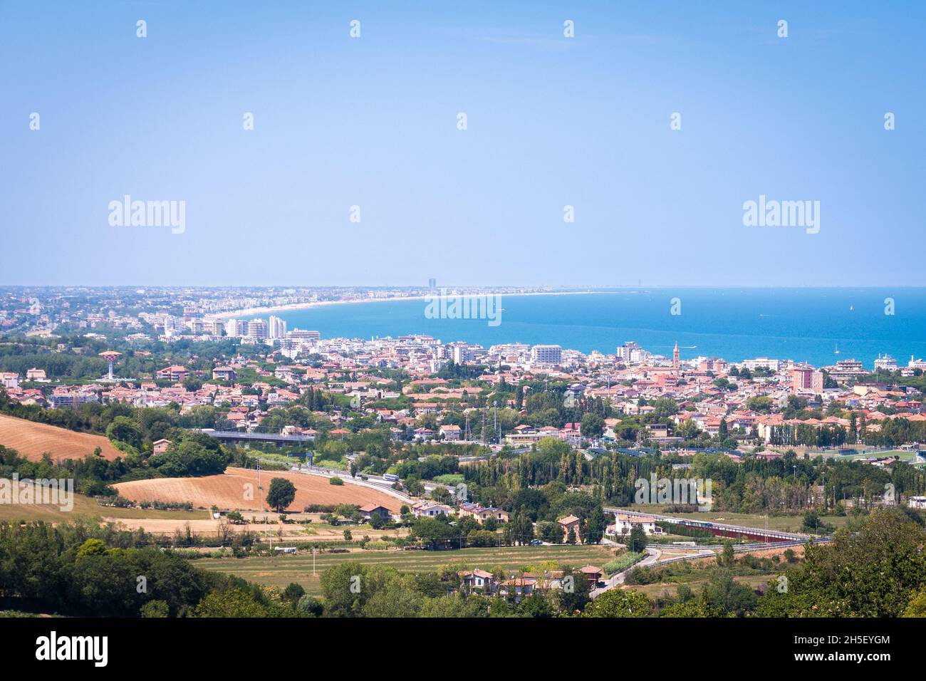 Die Städte Cattolica und Riccione mit Blick auf die Adria vom Schloss Gradara in den Marken, Italien Stockfoto