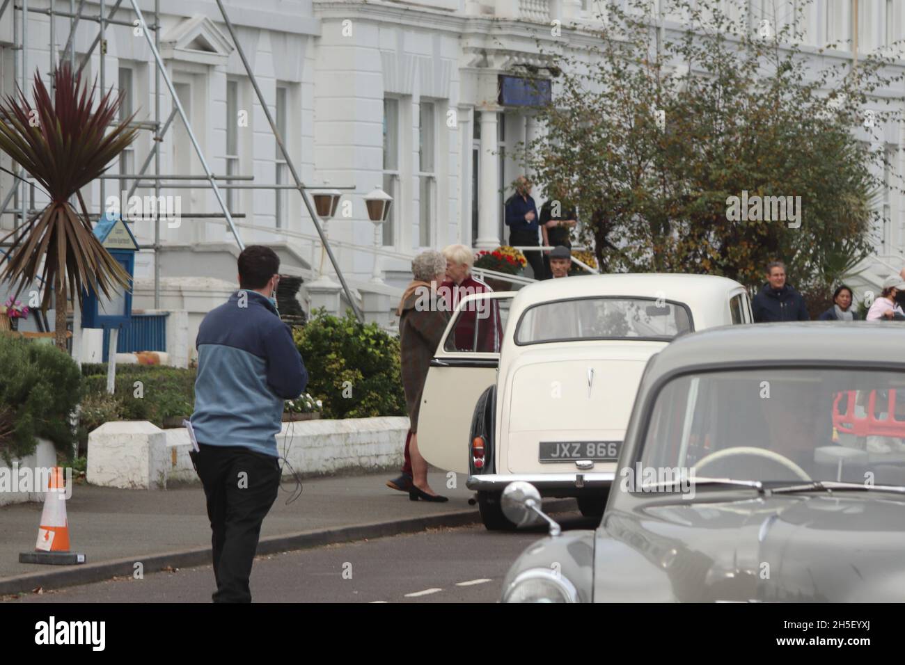 Steve Coogan Llandudno, Nordwales 9. November 2021. Der Schauspieler Steve Coogan und die Schauspielerin Gemma Jones wurden beim Dreh der Abrechnung in Llandudno für das kommende Fernsehdrama über Jimmy Savile gesehen Stockfoto