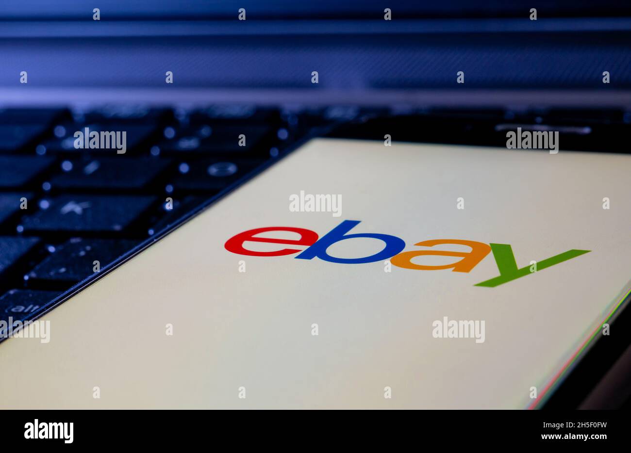 Smartphone auf einer Computertastatur mit dem eBay-Logo Stockfoto