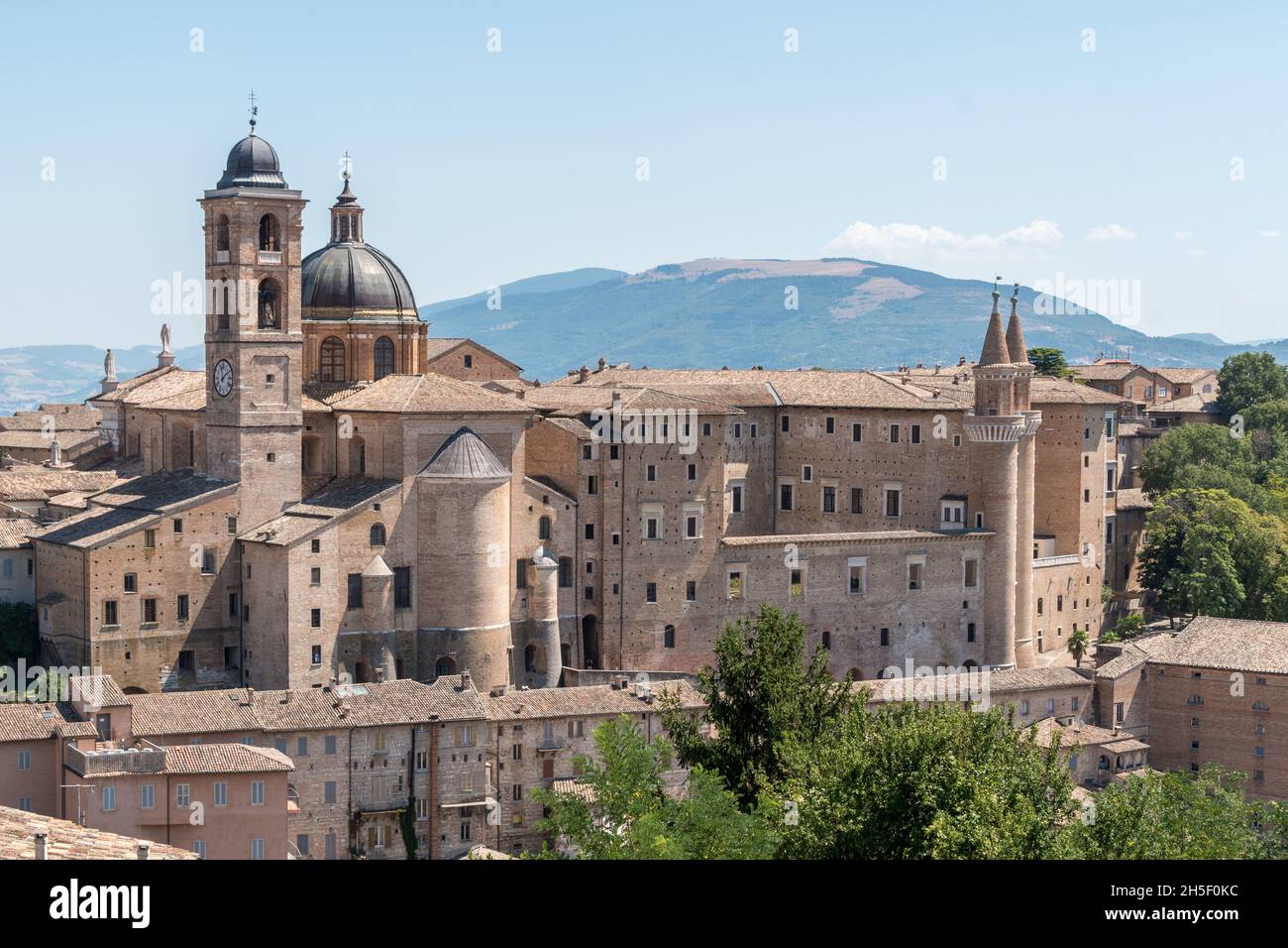 Wahrzeichen Italiens, Panoramablick auf die Stadt Urbino mit Palazzo Ducale und Kathedrale von der Festung Albornoz, UNESCO-Stätte. Marken, Italien, Europa Stockfoto