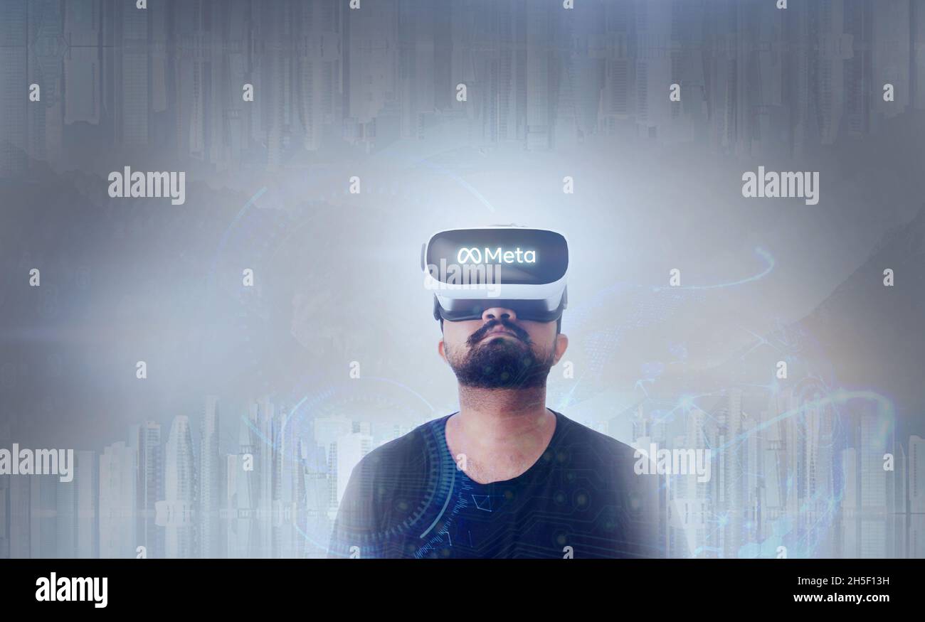 Guy trägt Virtual Reality Goggles in Einem Metaverse - Meta geschrieben auf den Googles Stockfoto
