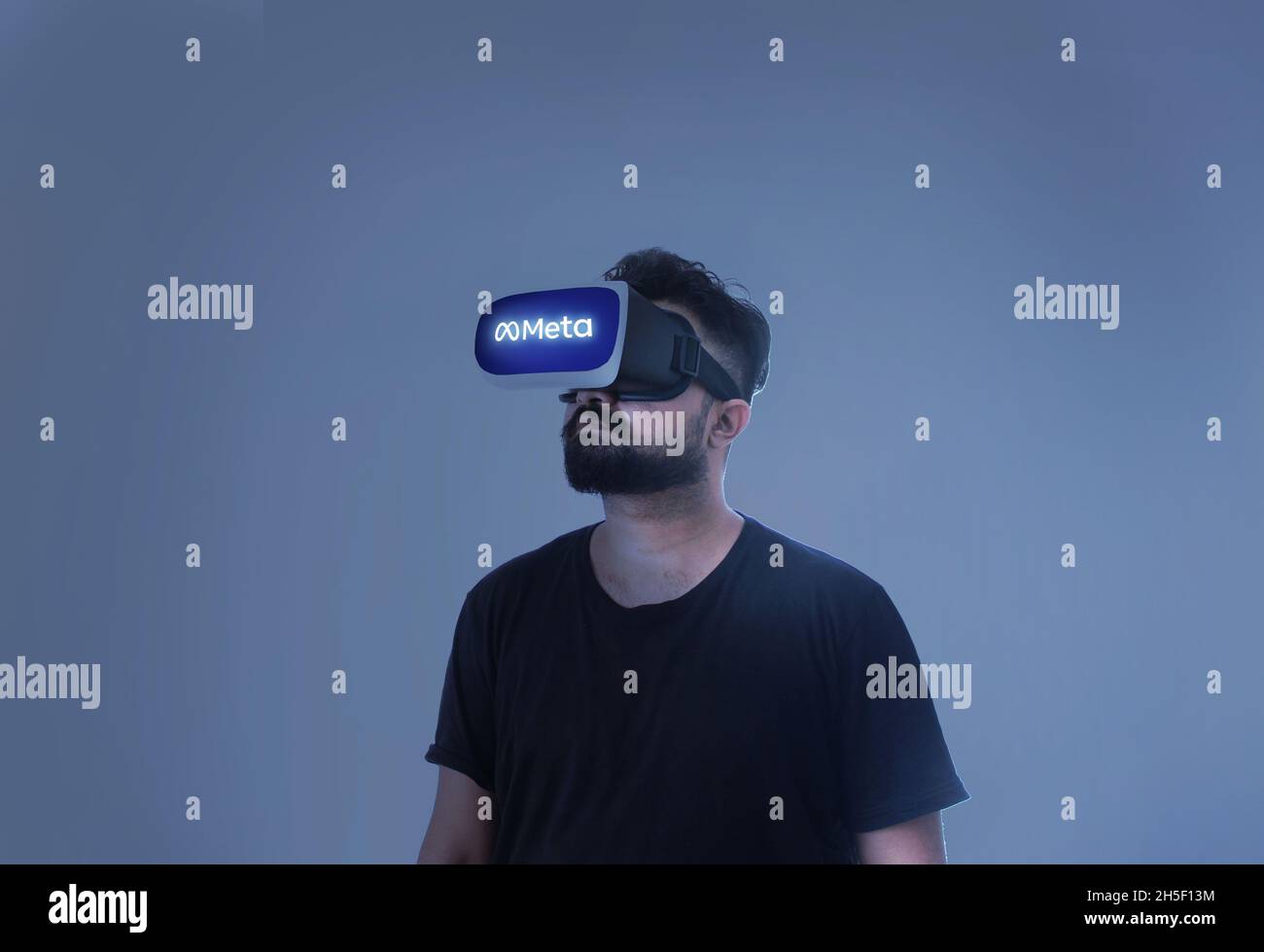 Guy trägt Virtual Reality Goggles in Einem Metaverse - Meta auf dem Google geschrieben Stockfoto