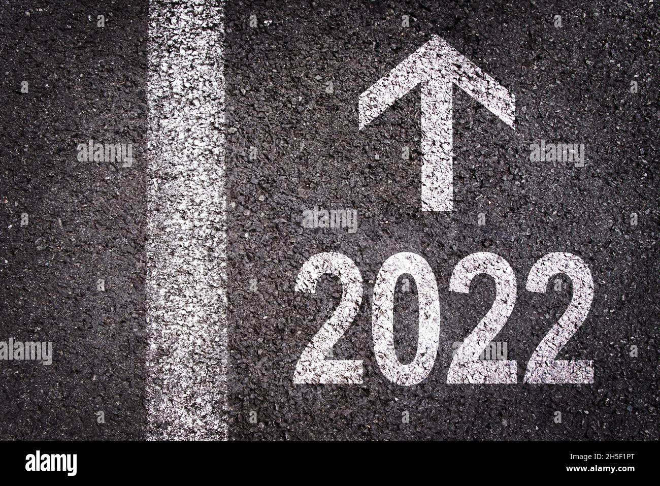 Richtung 2022 geschrieben auf Asphalt Straße Hintergrund, Neujahr Geschäftsziel Illustration Stockfoto