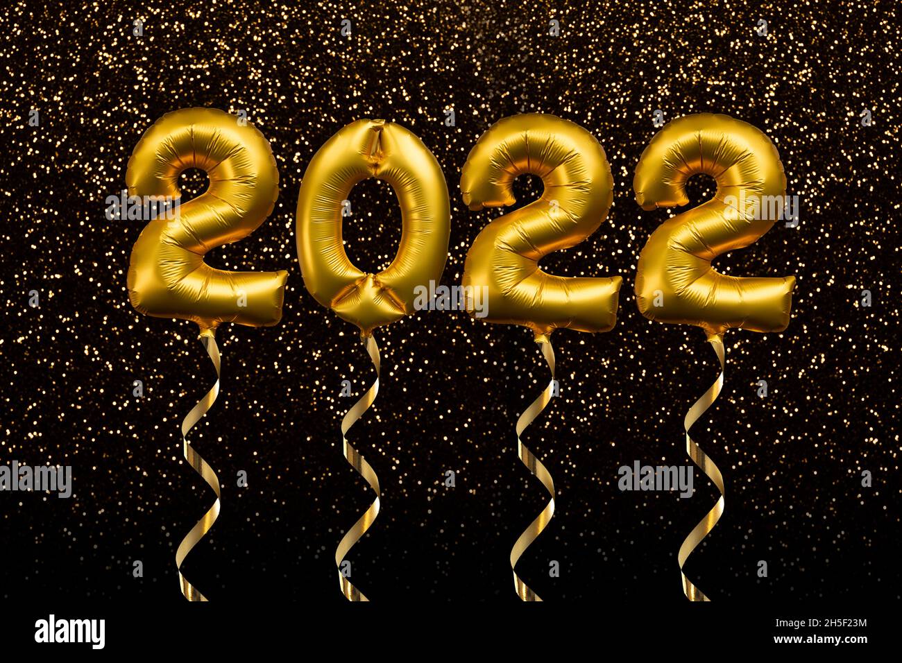 2022 geschrieben mit goldenen Luftballons schweben auf Gold Glitzer Hintergrund, Neujahr Party Grußkarte Stockfoto