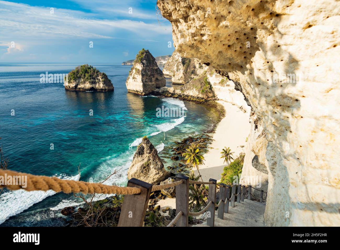 Atemberaubender Blick auf den Diamond Beach, der von einem türkisfarbenen Meer umspült wird. Diamond Beach ist ein unberührter, weißer Sandstrand an der östlichen Spitze von Nusa Penida. Stockfoto