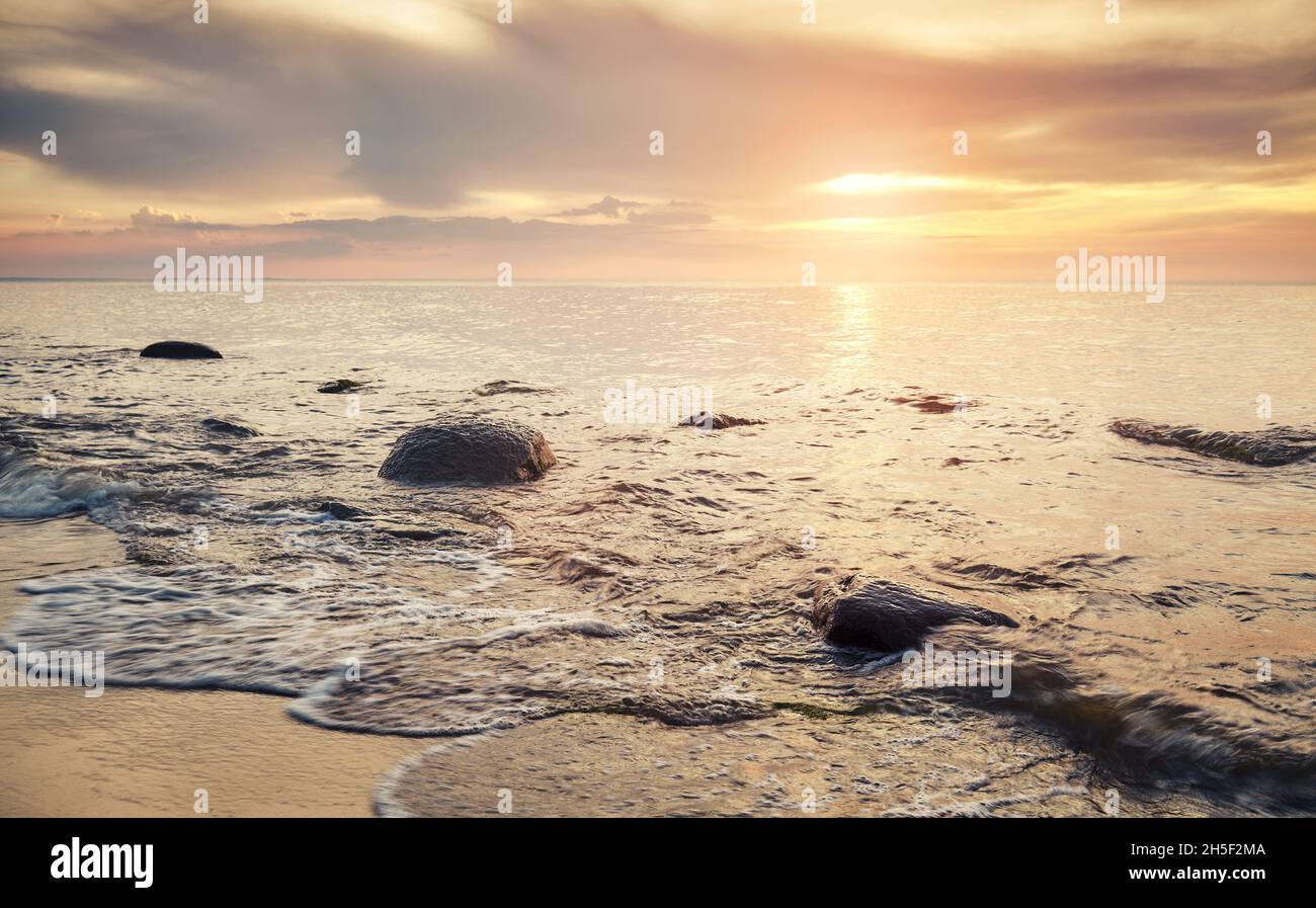Goldener Sonnenuntergang über dem Strand in Miedzyzdroje, Polen. Stockfoto
